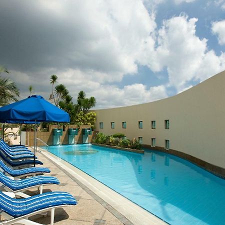 Fraser Place Manila Макати Экстерьер фото